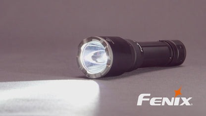 Fenix TK21R – Lampe de poche tactique puissante, longue portée et rechargeable USB-C