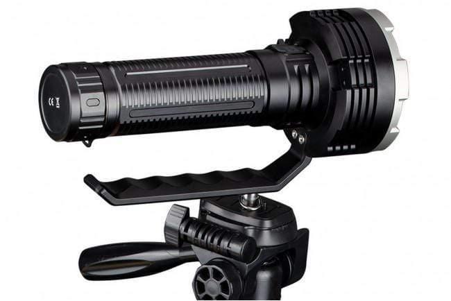 Fenix LR80R – Lampe torche / projecteur LED rechargeable (modèle pro)